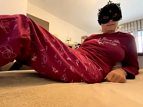 Snapshot of Marilou1983 chatting on October 2, 2025, 7:37 am Marilou1983 online show from October 2, 2025, 7:37 am