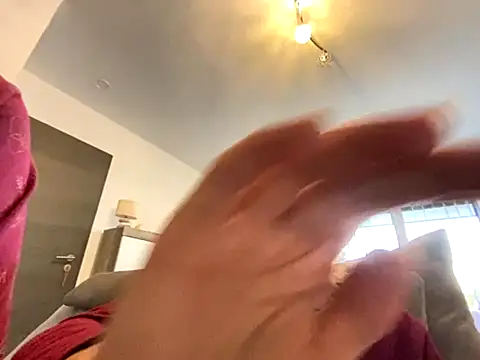 Snapshot of Marilou1983 chatting on October 31, 2025, 2:51 pm Marilou1983 online show from October 31, 2025, 2:51 pm