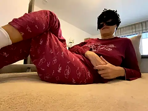 Snapshot of Marilou1983 chatting on November 8, 2025, 8:14 am Marilou1983 online show from November 8, 2025, 8:14 am