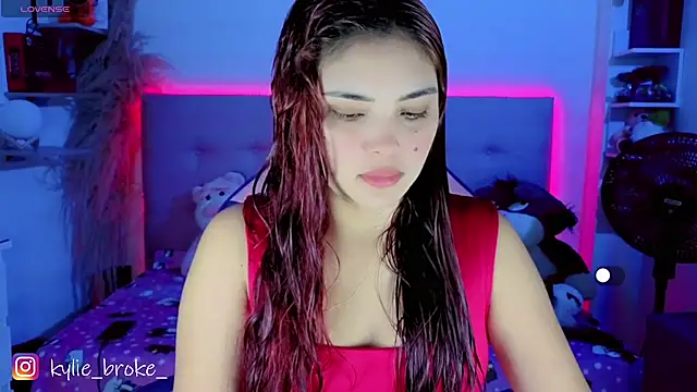 Snapshot of Kylie_brokee chatting on February 26, 2026, 9:03 pm Kylie brokee online show from February 26, 2026, 9:03 pm