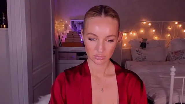 aestetick online show from October 12, 2025, 4:39 pm