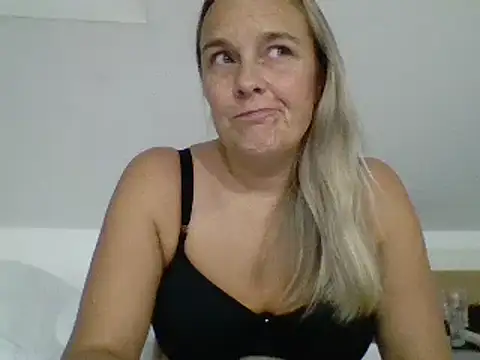 scrummymummy2 online show from November 23, 2025, 9:36 pm