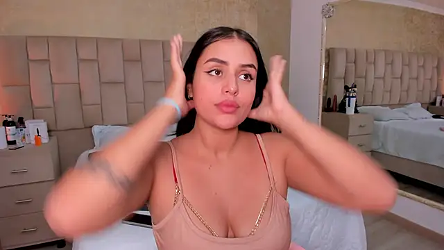 EmmaTorres  online show from February 6, 2025, 5:25 am