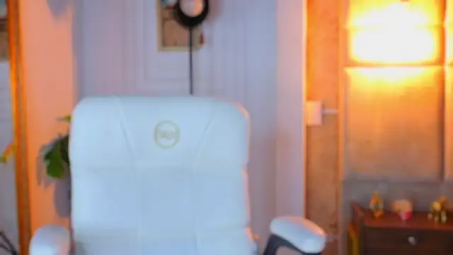 AlessiaLondon online show from May 4, 2026, 10:22 am