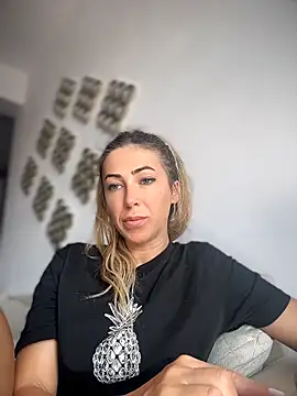 RaquelleDevon online show from May 6, 2026, 7:02 am