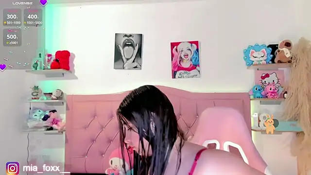 Mia foxx  online show from December 3, 2025, 9:02 pm