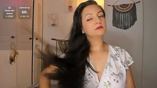 anaruiz  online show from May 13, 2026, 12:41 am