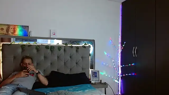 Snapshot of parejacaliente20154 chatting on December 27, 2024, 12:12 pm parejacaliente20154 online show from December 27, 2024, 12:12 pm