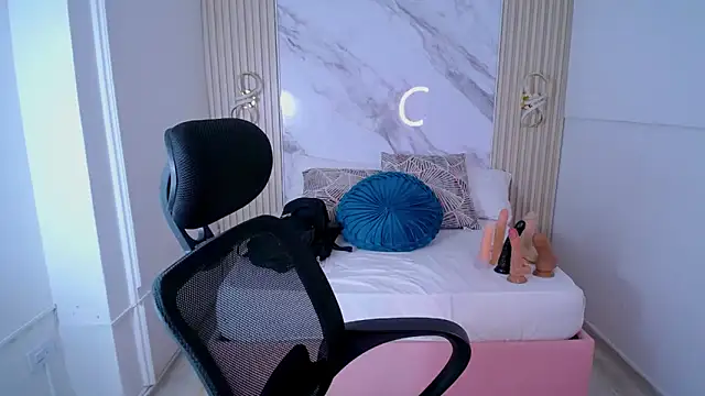 Lunna boobs online show from April 24, 2026, 5:10 am