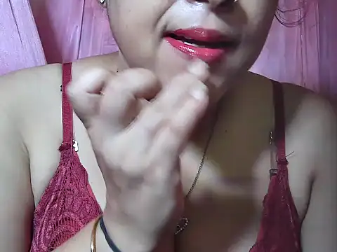 Snapshot of LOVERIAKOL chatting on June 4, 2026, 8:42 am LOVERIAKOL online show from June 4, 2026, 8:42 am