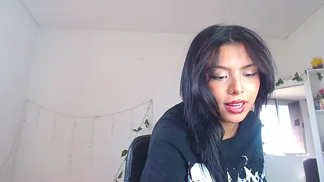 Snapshot of Keyti_Sullivan chatting on February 19, 2025, 7:59 pm Keyti Sullivan online show from February 19, 2025, 7:59 pm