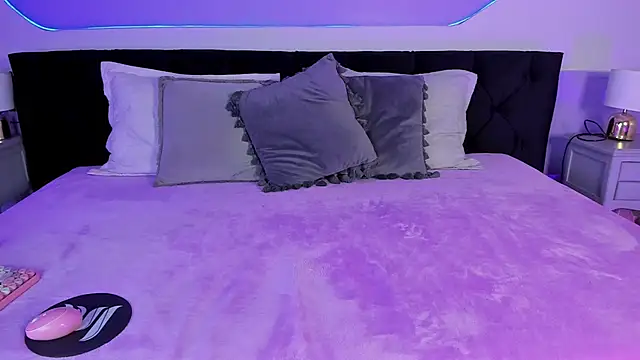 Snapshot of Julieta_Cortes__ chatting on September 19, 2025, 12:06 pm Julieta Cortes   online show from September 19, 2025, 12:06 pm