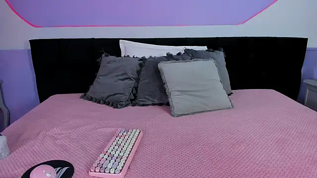 Julieta Cortes   online show from December 1, 2025, 11:59 am