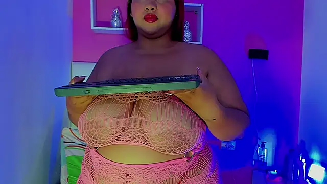 Alanna hot3 online show from June 18, 2026, 8:02 pm