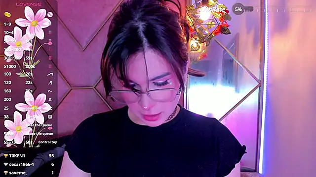 Snapshot of Yuri_Stars chatting on February 5, 2025, 8:57 pm Yuri Stars online show from February 5, 2025, 8:57 pm