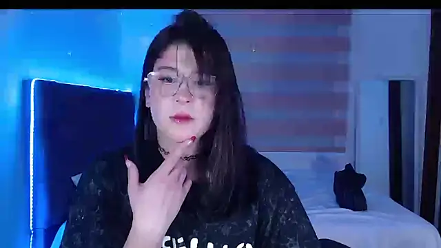 Snapshot of Yuri_Stars chatting on February 9, 2025, 10:43 pm Yuri Stars online show from February 9, 2025, 10:43 pm