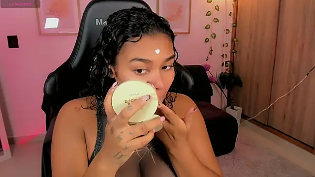 aleja montiel   online show from May 20, 2026, 12:33 pm