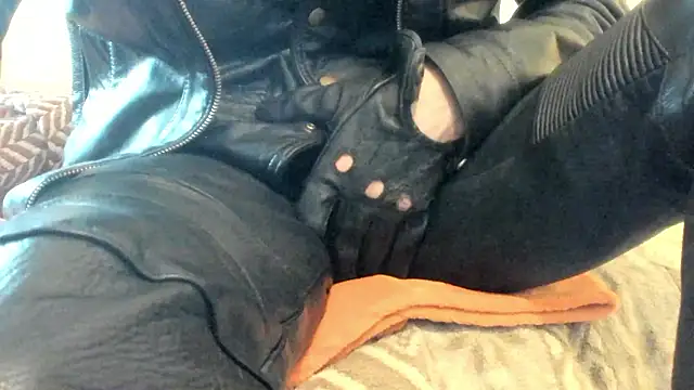 Snapshot of leatherz69 chatting on April 3, 2026, 2:15 pm leatherz69 online show from April 3, 2026, 2:15 pm