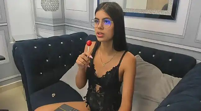 Isa little4u online show from December 18, 2024, 1:56 pm