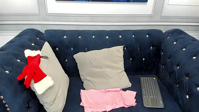 Isa little4u online show from December 21, 2024, 3:09 pm