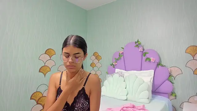 Isa little4u online show from December 30, 2024, 2:30 pm
