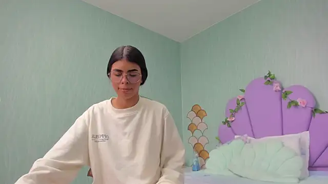 Isa little4u online show from December 31, 2024, 3:09 pm