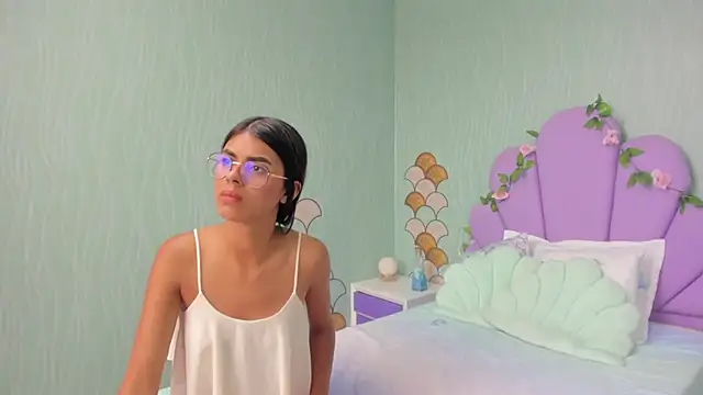 Isa little4u online show from December 31, 2024, 6:13 pm
