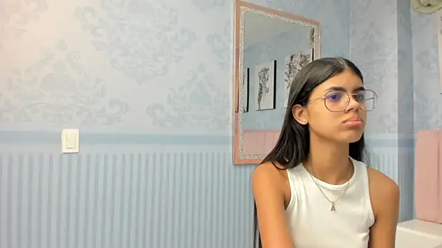 Isa little4u online show from February 1, 2025, 6:19 pm