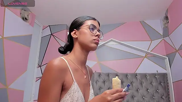 Isa little4u online show from February 6, 2025, 12:33 am