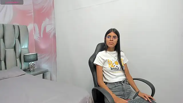 Isa little4u online show from February 9, 2025, 3:00 am