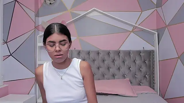 Isa little4u online show from February 13, 2025, 7:31 pm
