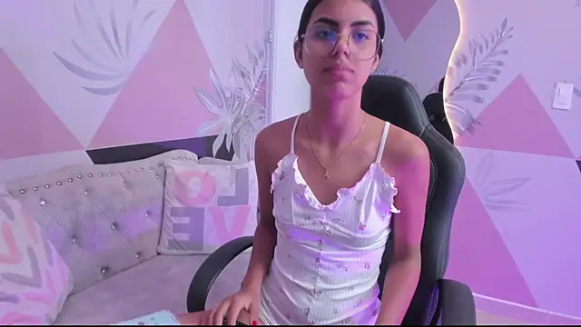 Isa little4u online show from March 18, 2025, 4:59 pm