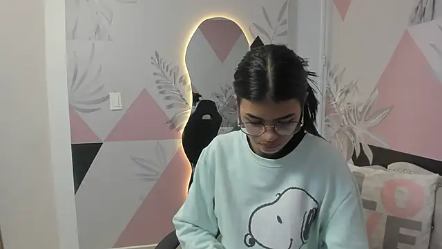 Isa little4u online show from March 20, 2025, 10:32 am