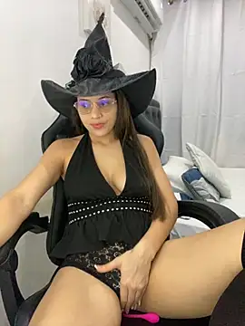 Snapshot of Belissa_miller chatting on October 31, 2025, 7:04 pm Belissa miller online show from October 31, 2025, 7:04 pm