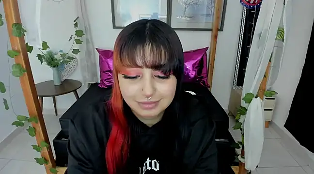 lussyevans24 online show from January 4, 2025, 4:44 am