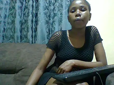 miss lyne001 online show from September 12, 2025, 4:07 pm