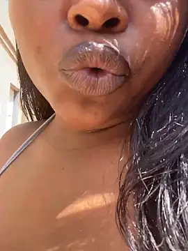 Snapshot of DiamondGoddes chatting on October 21, 2025, 11:33 am DiamondGoddes online show from October 21, 2025, 11:33 am