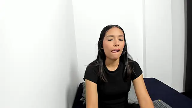 monse 02 online show from October 2, 2025, 1:51 pm