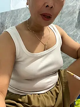 Snapshot of Linaannn chatting on October 29, 2025, 11:01 am Linaannn online show from October 29, 2025, 11:01 am