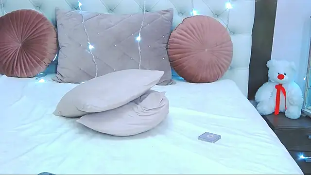 VioletUmi online show from December 1, 2024, 4:29 pm