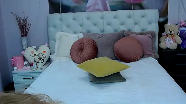 VioletUmi online show from March 12, 2025, 8:08 am