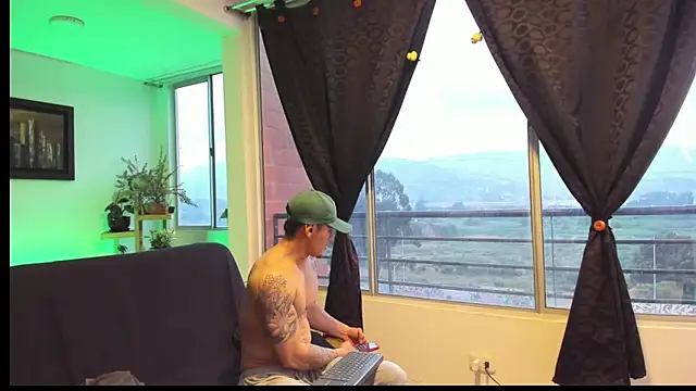 Snapshot of MARCELOANDLUCIAN chatting on November 12, 2025, 10:30 pm MARCELOANDLUCIAN online show from November 12, 2025, 10:30 pm