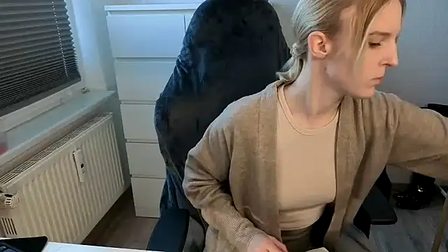 Luna Lacroix online show from January 18, 2026, 8:40 am