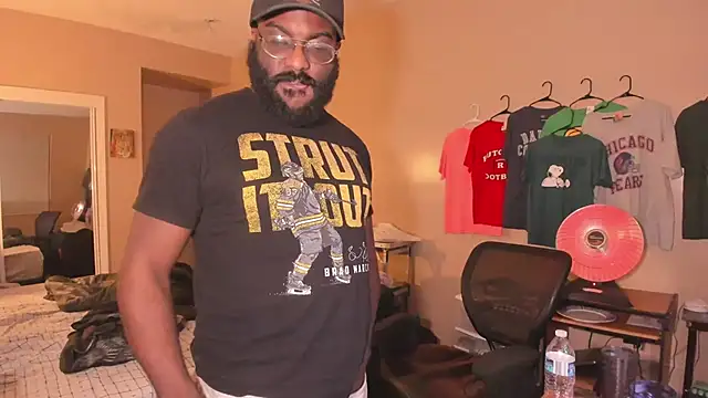 Snapshot of MrChuckDailyXXX chatting on December 2, 2025, 5:35 am MrChuckDailyXXX online show from December 2, 2025, 5:35 am