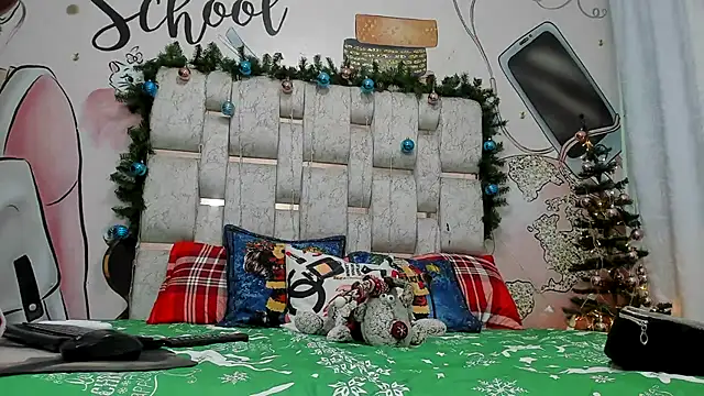 EMMA SWEETT1 online show from December 4, 2024, 12:25 pm
