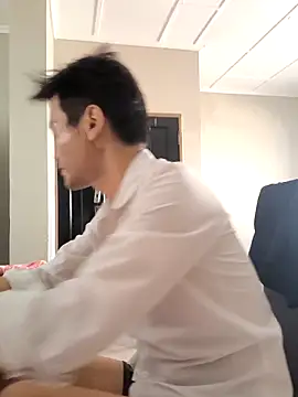 kisstoyousoon2024 online show from November 4, 2025, 10:36 am