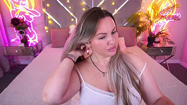KiraCandyS online show from April 26, 2026, 7:44 pm