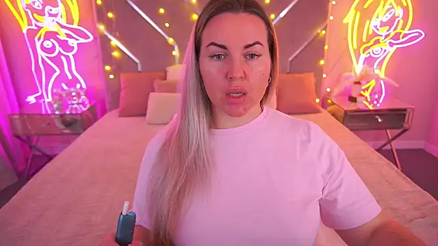 KiraCandyS online show from May 9, 2026, 7:08 pm