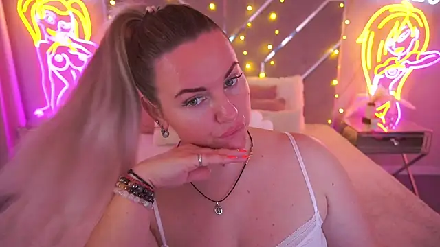 KiraCandyS online show from May 10, 2026, 8:03 pm