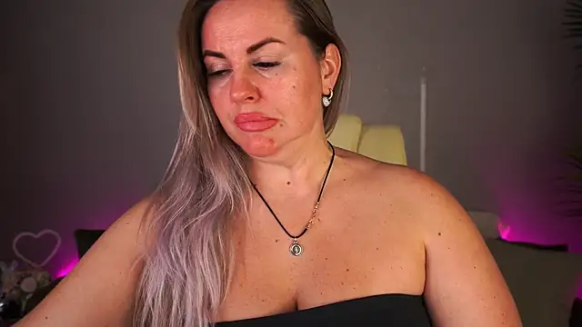 KiraCandyS online show from June 13, 2026, 8:07 pm